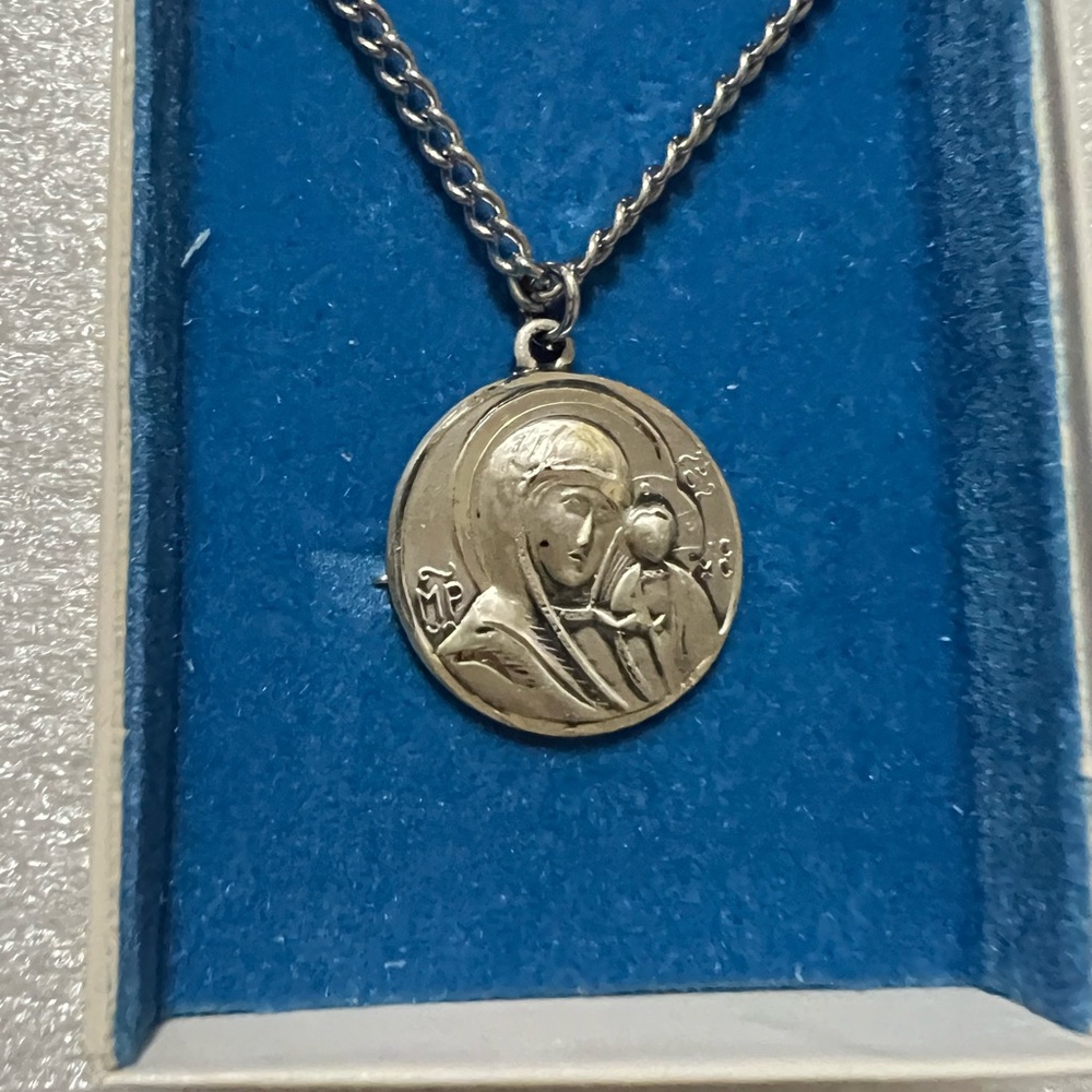 Silver tone necklace NWT in original box